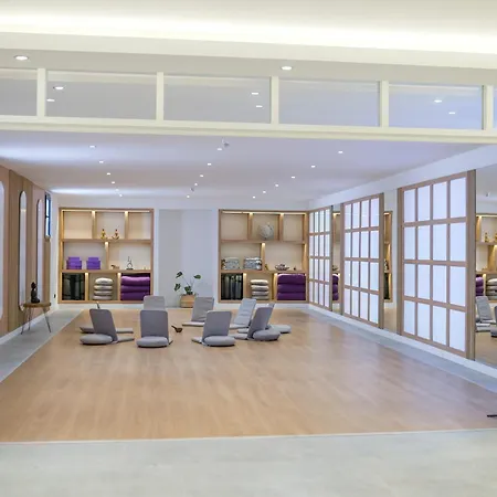 Club-e Hotel 3*