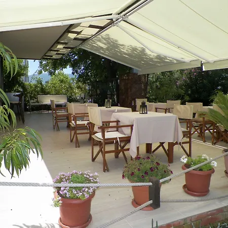 Club-e Hotel 4*